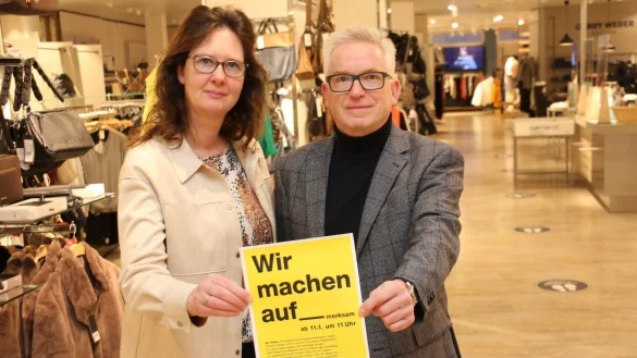 Simone und Thomas Voss vom Modehaus Schlichting in Lage wollen, wie viele andere aus der Textilbranche, auf ihre schwierige Situation aufmerksam machen. - © Janet König