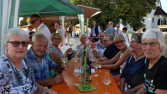 Fröhliche Runde: Die Gäste des gemeinsam veranstalteten Weinfestes und Abendmarktes ließen es sich beim Wein gut gehen. - © Thomas Dohna