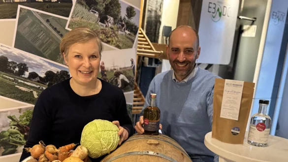 Wiebke Brinkmann-Roitsch und ihr Mann Nils Roitsch setzen auf Direktvermarktung und entwickeln stets neue Produkte, wie zum Beispiel den "Hagener Dorf-Korn". - © Sandra Castrup