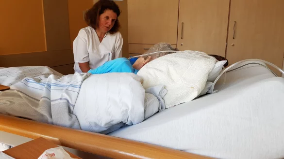 Zeit für Zuwendung: Oberärztin Dr. Susanne Horstmeyer geht auf Augenhöhe mit den Patienten der Palliativstation. "Was sie wollen, ist für uns das wichtigste", sagt die Ärztin. - © Marianne Schwarzer