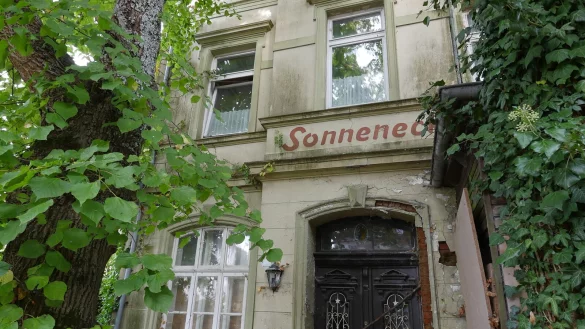 Das Haus &bdquo;Sonneneck" an der Ecke Parkstra&szlig;e/Brunnenstra&szlig;e in Bad Meinberg sieht heute zwar herrlich verwunschen aus, hat aber schon sehr lange keine G&auml;ste mehr gesehen. - &copy; Jost Wolf