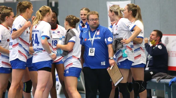 Die HSG Blomberg-Lippe mit Trainer Steffen Birkner an der Spitze machte es beim 27:26 gegen Gastgeber Buchholz 08-Rosengarten unn&ouml;tig spannend.&nbsp; - &copy; Paul Cohen