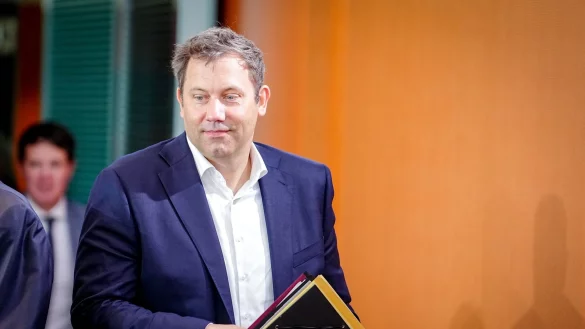 Lars Klingbeil ist Bundesminister der Finanzen, Vizekanzler sowie SPD-Bundesvorsitzender – und stellt sich der SPD Ende Juni zur Wiederwahl. - © Kay Nietfeld/dpa