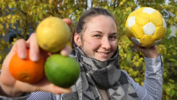 Alles im Griff: Blombergs Torfrau Melanie Veith hat es mit runden Objekten. Sie pflegt einen natürlichen Umgang mit Bällen, Orangen, Limetten und Zitronen. - © Bernhard Preuß