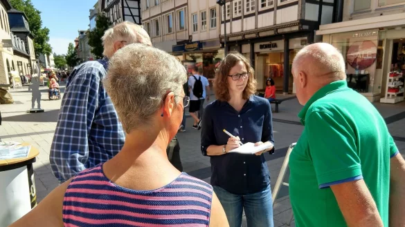 Jana Beckmann wird am Mittwoch die Meinungen der LZ-Leser in Detmold zum Thema "Hornsches Tor" entgegennehmen. Im Juni ging es bei der Mobilen Redaktion um das Thema "Wärmespeicher". - © Archiv: Yvonne Glandien