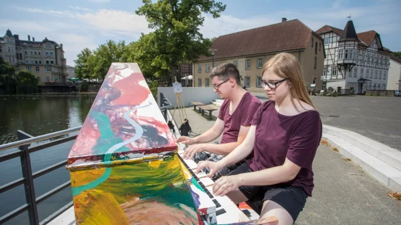 Spielen vierh&auml;ndig: Lotte Knappmann und Nikolai Karpov bringen das Wanderklavier vor dem Lippischen Landesmuseum mit einem klassischen St&uuml;ck ordentlich zum Klingen. - &copy; Torben Gocke