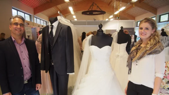 Die passende Kleidung: Carsten und Helene Blaschke werfen ein Blick auf die aktuelle Brautmode. 
- © Karenfeld