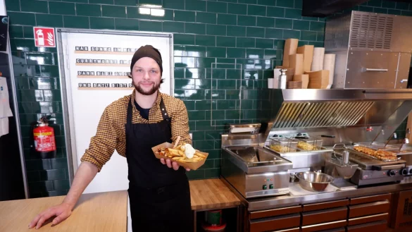 Guten Appetit: Jan Kliewer vom Lemgoer „Currywerk" präsentiert den Klassiker – Currywurst mit Pommes. Alle drei Saucen für die Wurst bereitet er selbst zu. - © Lorraine Brinkmann