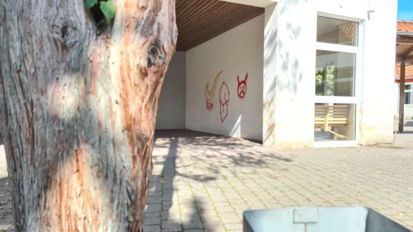 Die W&auml;nde der Von-Haxthausen-Schule in Barntrup sind in den Sommerferien mit Farbe bespr&uuml;ht worden. - &copy; Nadine Uphoff