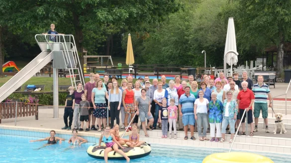 Haben schon viel erreicht: Die Mitglieder des F&ouml;rdervereins k&uuml;mmern sich um das Waldfreibad in H&ouml;rste. Eine Besonderheit ist sicher auch die Tatsache, dass das Schwimmbecken mit frischem Quellwasser gespeist und &uuml;ber die Solaranlage erw&auml;rmt wird. - &copy; Tanja Watermann