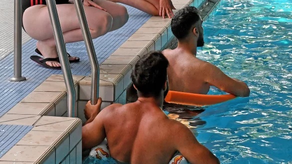 Erwachsene im Wasser.&nbsp; - &copy; dpa