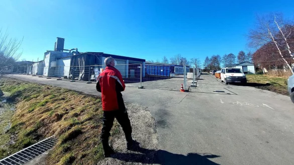 Ein Brandermittler l&auml;sst am Dienstagmittag eine Drohne steigen. - &copy; Janet K&ouml;nig