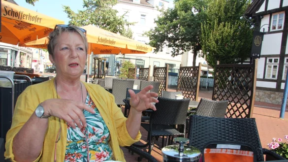 Im Lieblingscaf&eacute; in der Lagenser Innenstadt: Ursula Jacob-Reisinger erz&auml;hlt von ihrer fr&uuml;heren Arbeit bei Karstadt und Hertie, ihrem Werdegang zur Gewerkschaftssekret&auml;rin und ihrer Lust am Handwerklichen. - &copy; Martin Hostert