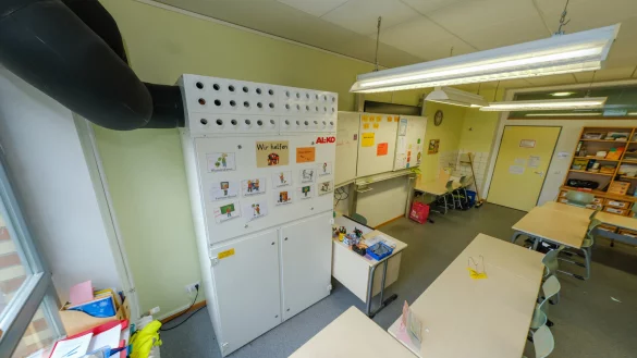Die Anlagen, die fest eingebaut werden, sind etwa zwei Meter hoch, fast ebenso breit und etwa 80 Zentimeter tief. In vielen Klassenr&auml;umen ist eigentlich gar kein Platz daf&uuml;r, wie hier an der Grundschule Ubbedissen. - &copy; Andreas Zobe