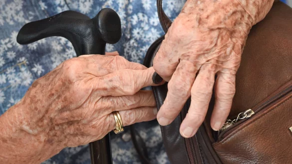 100-j&auml;hrige Frau - &copy; Foto: Arne Dedert/dpa