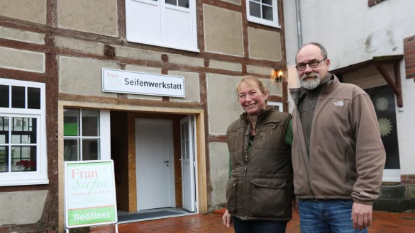 Andrea Franke mit ihrem Lebensgef&auml;hrten Frank Wiertlewski vor der neuen Seifenwerkstatt in Humfeld. - &copy; Alexandra Schaller