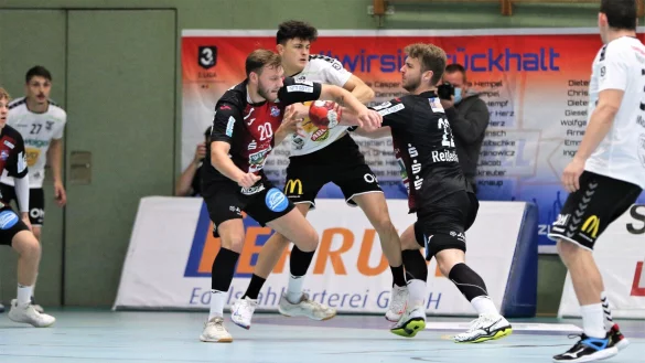 In dieser Szene wird Thomas Houtepen von den ALL-Akteuren Hark Hansen (links) und Michel Reitemann in die Mangel genommen. Demn&auml;chst tr&auml;gt der Cloppenburger das Trikot des Drittligisten aus Lippe. - &copy; Oliver K&ouml;nig