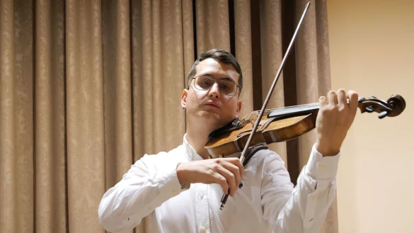 Musik bei Kerzenschein. Der ukrainische Geiger Paul Darmits verzaubert die G&auml;ste mit einem facettenreichen Programm. - &copy; Thomas Kr&uuml;gler