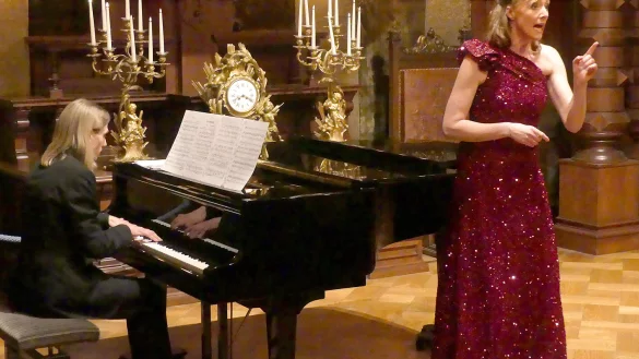 Der ausdrucksstarke Mezzosopran von Lotte Kortenhaus konnte sich unter der Begleitung von Robert Lillinger wunderbar entfalten. - © Rudi Rudolph