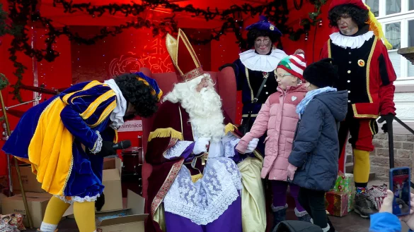 Hier trauten sich zwei, dem Sint Nicolaas ein Liedchen zu singen, die zwarten Pieten sorgen f&uuml;r die Geschenke - &copy; Rudi Rudolph