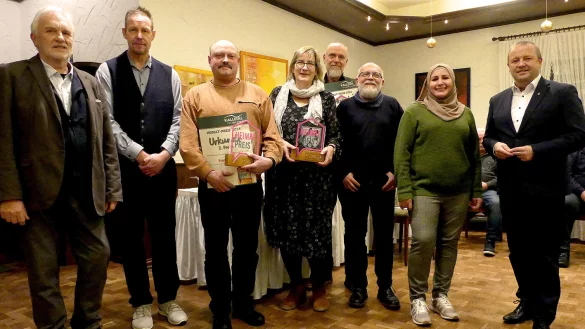 Die Preisträger des Heimatpreises präsentieren sich mit ihren Laudatoren (von links): Jürgen Georgi, Ingo Mühlenmeier, Frank Stille, Iris Schön, Rüdiger Kölling, Manfred Rehse, Aslin Alhussaini und Bürgermeister Mario Hecker. - © Rudi Rudolph