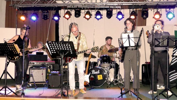 Die Band "Fritz Krisse&rsquo;s Rocking Spaces" heizt beim Benefizkonzert in Heiligenkirchen ordentlich ein. - &copy; Rudi Rudolph