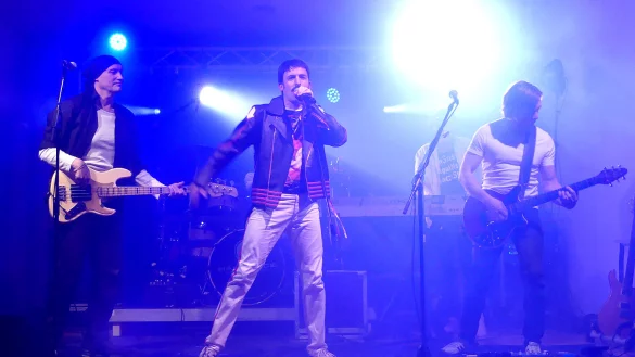 Freddie Mercury-Kopie Jody Cooper ist als Sänger dicht am Original. Neben ihm auf der Bühne sind Volker Kaminski am Bass (links) und Martin Reinelt an der Gitarre (rechts) zu sehen. - © Rudi Rudolph