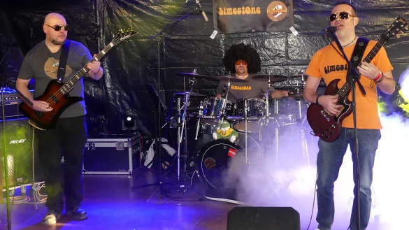 Die Jungs von „Limestone“ setzen mit reichlich Power das erste Ausrufezeichen. - © Rudi Rudolph