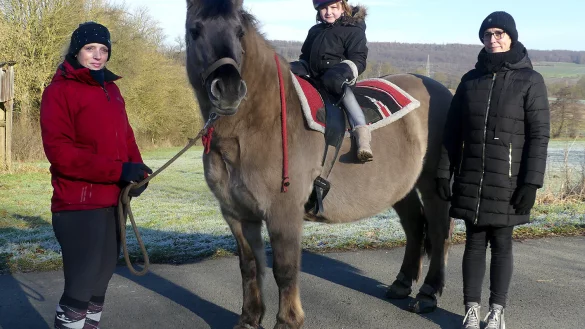 Mit ihrem Konik-Pferd „Buma“, der fünfjährigen Lina und deren Mutter Desirée Spilker bildet Reittherapeutin Celeste Pruß (links) eine harmonische Einheit. - © Rudi Rudolph