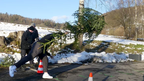 Roman Pilschke wirft den Baum 5,80 Meter weit. - &copy; Rudi Rudolph