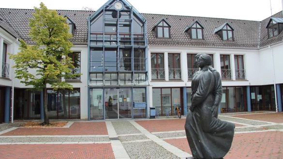 Der Rathausvorplatz wird im kommenden Jahr umgebaut - ein größeres Projekt, das die Gemeinde vor der Brust hat. - © Cordula Gröne