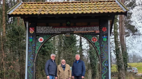 Vereinsvorsitzender Dirk Mellies, Ehrenvorsitzenden Hans-Dieter Buckoh und Professor Dr. Horst Meier unter dem restaurierten Torbogen. - © HVV Pivitsheide