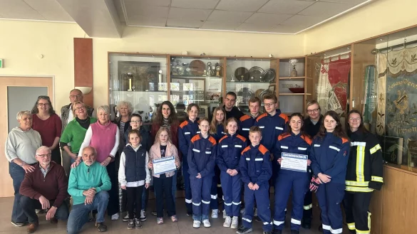 Die Dorfgemeinschaft Silixen überreicht ihre Spenden aus der Weihnachtsbaum- und Hüttenzauber-Aktion. - © Fotorechte: Dorfgemeinschaft Silixen