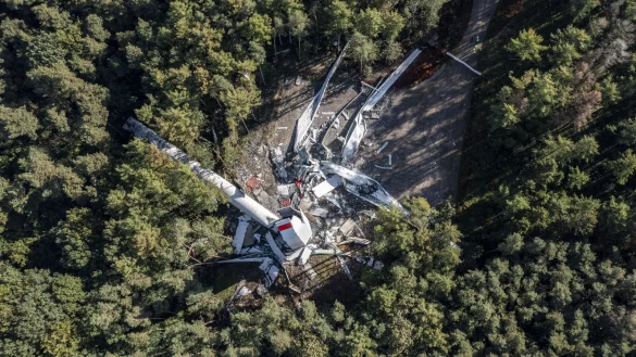 Das fast 240 Meter hohe Windrad nahe Haltern ist in sich zusammengestürzt, die Reste stehen im Wald. - © dpa/Christoph Reichwein