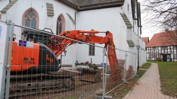 Die Dorfkirche in Heiden wird derzeit saniert und erhält im Bereich des Chorraums ein neues Fundament. - © Cordula Gröne