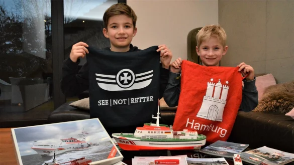 Leonard (links, 10) und Ferdinand Stumpf (7) haben Taschen der Seenotretter mitgebracht, Hefte und Fotos liegen ebenfalls auf dem Tisch. Der Opa hat den Seenotrettungskreuzer Berlin mit Tochterboot Steppke gebaut. - &copy; Karin Prignitz