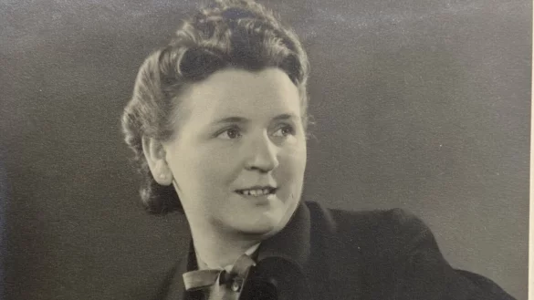 F&uuml;r dieses gerahmte Portr&auml;tfoto posiert die Salzufler Modeverk&auml;uferin Maria Mia Hunecke (1906-1993) in den 1930er Jahren. - &copy; Sven Kienscherf