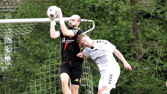 Schnappt sich der TuS Lipperreihe, hier Torwart Simon Danne, die Derby-Punkte? - © Oliver König