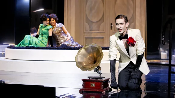 &bdquo;Powder her Face": Daniel Arnaldos, Eva Bernard und Jeanne Seguin in einer Probenszene. - &copy; Landestheater/Birgit Hupfeld