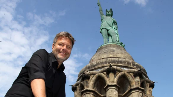 Symboltr&auml;chtig: Robert Habeck vor dem Hermannsdenkmal in Detmold. - &copy; Bernhard Preu&szlig;