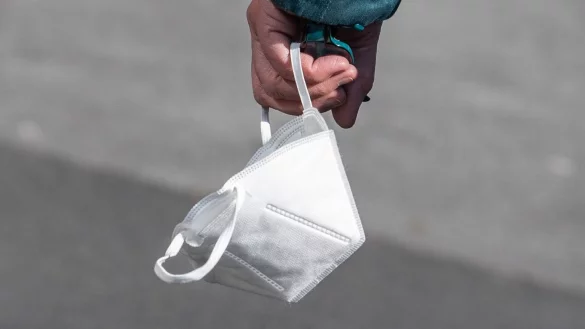 Maske - &copy; Foto: Boris Roessler/dpa