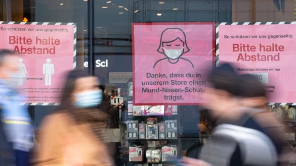 "Bitte Abstand halten" - &copy; Foto: Sven Hoppe/dpa