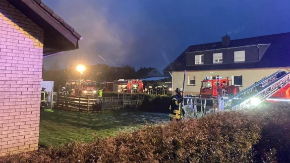 In Laßbruch verhindert die Wehr das Übergreifen des Brandes auf den Dachstuhl. - © Feuerwehr Extertal