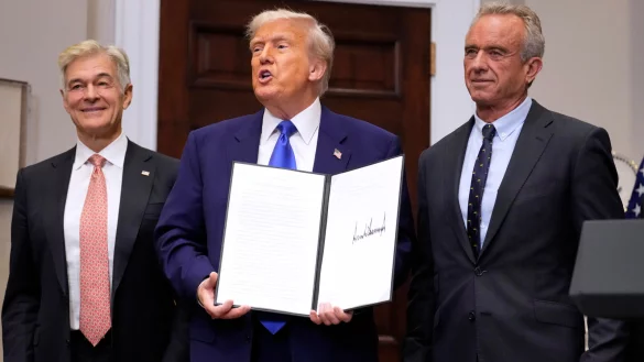 Präsident Donald Trump zeigt eine Verordnung, die Medikamente in den USA deutlich günstiger machen soll – auf Kosten Europas? - © Mark Schiefelbein/AP/dpa