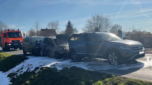 Diese drei Autos sind auf der Schötmarschen Straße zusammengeprallt. Einer der Wagen fing daraufhin Feuer. - © Polizei Lippe