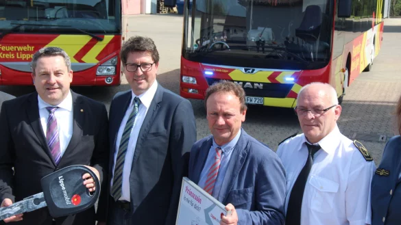 Landrat Dr. Axel Lehmann (von links), Achim Oberw&ouml;hrmeier, Sven Oelmann, Kark-Heinz Brakemeier sind stolz auf die neuen Busse - &copy; Martin Hostert