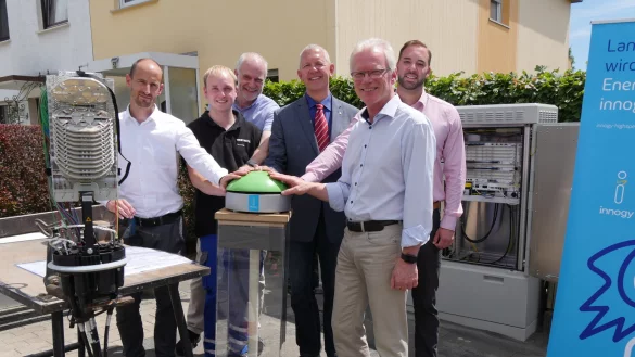 Symbolischer Knopfdruck: Thomas Wiedemann (Westnetz-Regionalzentrumsleiter), Simon Prasse (innogy-Techniker), R&uuml;diger Krentz (Wirtschaftsf&ouml;rderer), Stefan Rother (B&uuml;rgermeister), Manfred Rickhoff (innogy-Kommunalbetreuer) und Timo Schade (innogy Vertrieb) nehmen das Breitbandnetz symbolisch in Betrieb. - &copy; Jost Wolf
