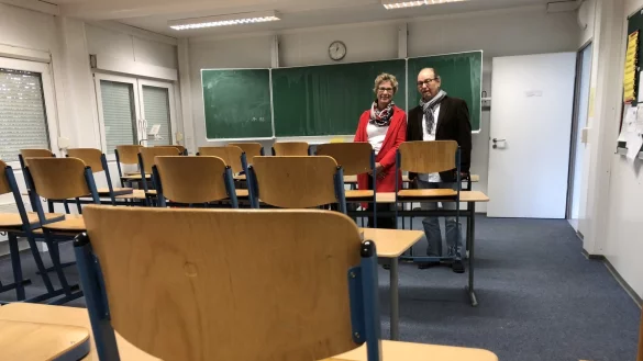Provisorium: Lehrerin Angelika Hartwig und Schulleiter Peter Wil¼ek stehen in einem der Containerräume. - © Sven Kienscherf