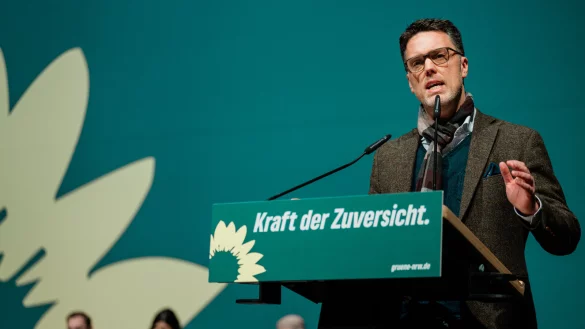 Robin Wagener während seiner Bewerbungsrede beim Landesparteitag in Bielefeld. - © Nils Leon Brauer