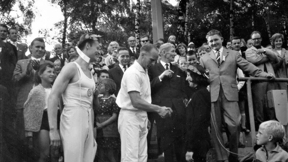 Siegerehrung beim Open-Air-Bezirksturnfest 1964 durch Gauturnwart Fritz Ellersiek aus Helpup. Hinter ihm B&uuml;rgermeister Heinrich Kramer, rechts davon TSV-Vorsitzender Fritz Broscheit. - &copy; Horst Biere